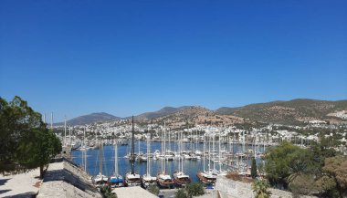 Bodrum Koyu 'nun güzel Akdeniz manzarası, Bodrum Şatosu' ndan Ege Denizi 'ndeki eski kasaba ve körfez manzarası..