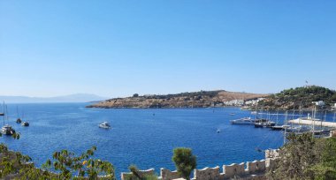 Bodrum Koyu 'nun güzel Akdeniz manzarası, Bodrum Şatosu' ndan Ege Denizi 'ndeki eski kasaba ve körfez manzarası..