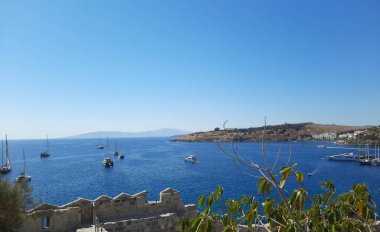 Bodrum Koyu 'nun güzel Akdeniz manzarası, Bodrum Şatosu' ndan Ege Denizi 'ndeki eski kasaba ve körfez manzarası..