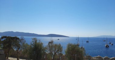 Bodrum Koyu 'nun güzel Akdeniz manzarası, Bodrum Şatosu' ndan Ege Denizi 'ndeki eski kasaba ve körfez manzarası..