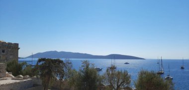 Bodrum Koyu 'nun güzel Akdeniz manzarası, Bodrum Şatosu' ndan Ege Denizi 'ndeki eski kasaba ve körfez manzarası..