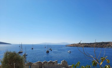 Bodrum Koyu 'nun güzel Akdeniz manzarası, Bodrum Şatosu' ndan Ege Denizi 'ndeki eski kasaba ve körfez manzarası..