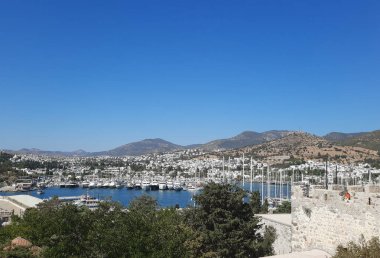 Bodrum Koyu 'nun güzel Akdeniz manzarası, Bodrum Şatosu' ndan Ege Denizi 'ndeki eski kasaba ve körfez manzarası..