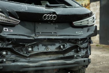 Dnepropetrovsk, Ukrayna - 01.16.2022: Bir kazadan sonra AUDI Q3. Sağ taraftaki yer değiştirmeyle arkadan darbe almış. Arka plan.