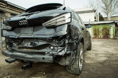 Dnepropetrovsk, Ukrayna - 01.16.2022: Bir kazadan sonra AUDI Q3. Sağ taraftaki yer değiştirmeyle arkadan darbe almış. Arka plan.