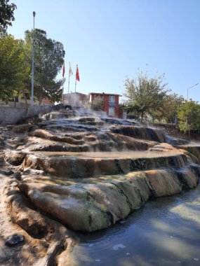 Karahayit 'in kırmızı pınarları ayrı bir kaynak suyudur ve bu suyun kırmızı akmasına neden olan eşsiz bir mineral kombinasyonudur. Bu da ardında pas rengi Travertine Denizli' yi bırakır..