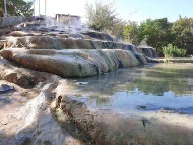 Karahayit 'in kırmızı pınarları ayrı bir kaynak suyudur ve bu suyun kırmızı akmasına neden olan eşsiz bir mineral kombinasyonudur. Bu da ardında pas rengi Travertine Denizli' yi bırakır..