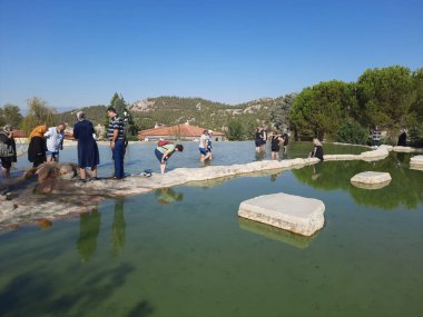 Türkiye, Denizli - 10.05.2021: Kırmızıpınardaki insanlar Karahayit ayrı bir kaynak suyudur ve eşsiz bir mineral kombinasyonudur.