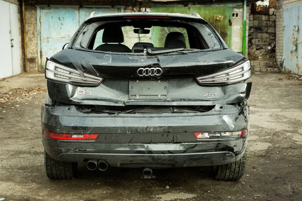 Dnepropetrovsk, Ukrayna - 01.16.2022: Bir kazadan sonra AUDI Q3. Sağ taraftaki yer değiştirmeyle arkadan darbe almış. Arka plan.