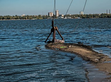Özel bir tarağın kovası yapay adayı temizler. Dinyeper Nehri 'nin kıyı sularında ekolojik felaket.