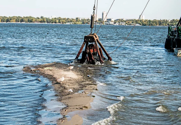 Cubo Una Draga Especial Limpia Isla Artificial Desastre Ecológico Las —  Fotos de Stock