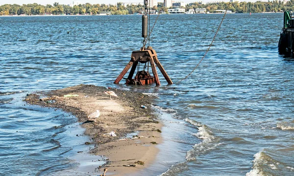 Cubo Una Draga Especial Limpia Isla Artificial Desastre Ecológico Las —  Fotos de Stock