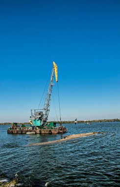 Yeni kurulan adayı Dnieper Nehri 'ndeki endüstriyel atıklardan temizliyorum. Modern nehirlerin çevresel sorunları. Ekoloji kavramı.