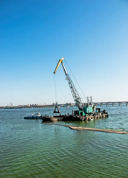 Limpieza Isla Recién Formada Residuos Industriales Río Dniéper Por Una —  Fotos de Stock