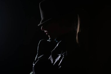 Dnepropetrovsk, Ukrayna - 12.01.2016: Işık ve gölge oyunu. Arka plandaki şapkalı çekici kız. Bir sınır oluşturan ışık.