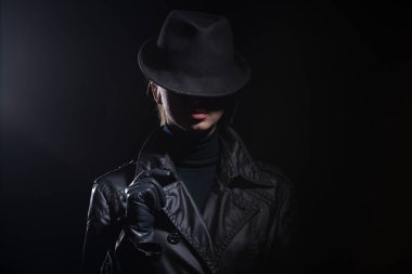 Dnepropetrovsk, Ukrayna - 12.01.2016: Işık ve gölge oyunu. Arka plandaki şapkalı çekici kız. Bir sınır oluşturan ışık.