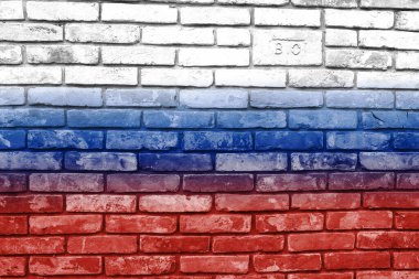 Kasaba sokaklarında duvarda Rusya bayrağı var. Dıştaki eski taş, Rus sancağıyla dokuyu kaplıyor. Uluslararası diplomatik ilişkiler kavramı.