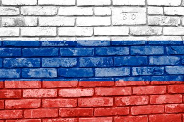 Kasaba sokaklarında duvarda Rusya bayrağı var. Dıştaki eski taş, Rus sancağıyla dokuyu kaplıyor. Uluslararası diplomatik ilişkiler kavramı.