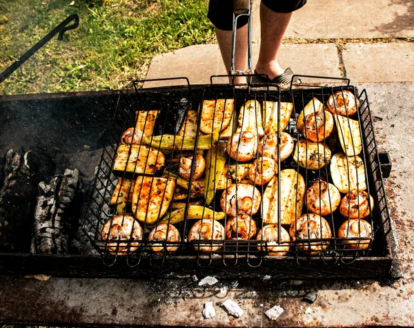 Izgara Sebze Piknikte Izgara Yap Açık Ateşte Yemek Kabak Patlıcan — Stok fotoğraf