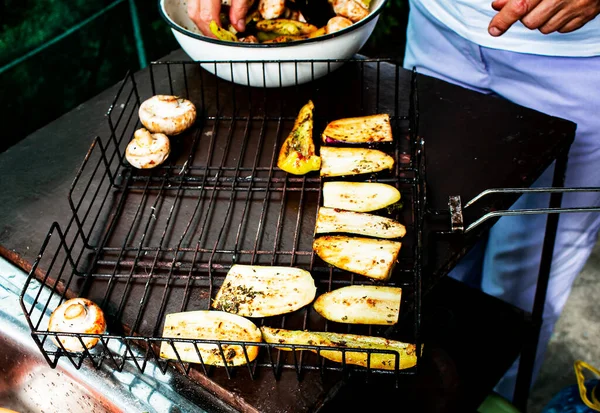 Legumes Grelhados Grill Piquenique Comida Fogo Aberto Abobrinha Berinjela Cogumelos — Fotografia de Stock