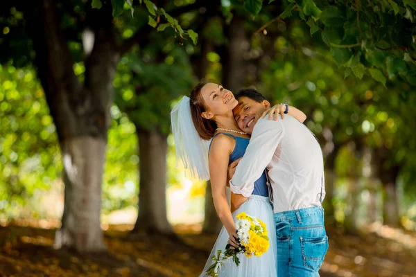 Portrét Mladého Páru Svatebním Oděvu Který Slaví Výročí Svatby Úsměv — Stock fotografie