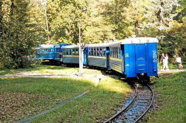 Dnepropetrovsk, Ukrayna - 18.09.2021: 1960 'lardan kalma Ukrayna çocuk demiryolu şehir parkında. Çocuk tren yolu..