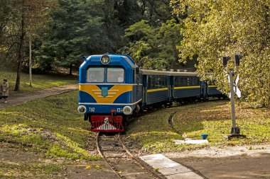 Dnepropetrovsk, Ukrayna - 26.09.2021: 1960 'lardan kalma Ukrayna çocuk demiryolu şehir parkında. Çocuk tren yolu..