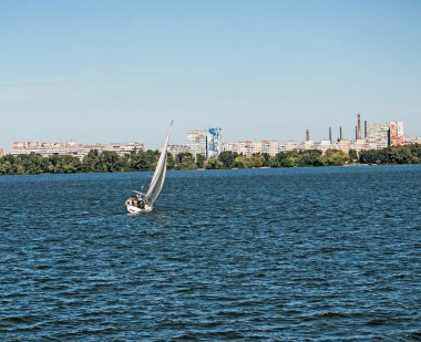 Rüzgarlı bir havada Dinyeper nehrinde yelken açmak..
