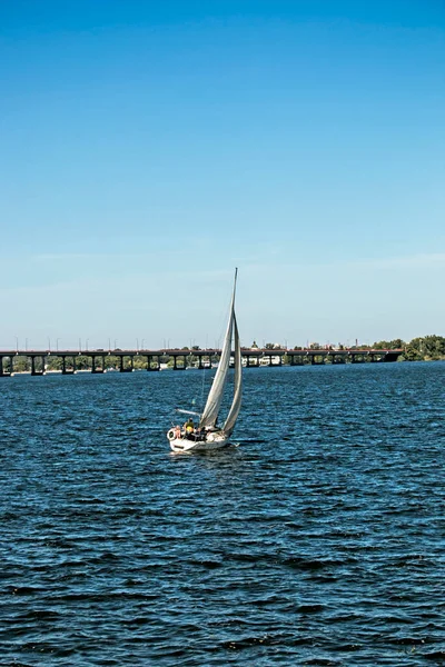 Jacht Żaglowy Rzece Dniepr Wietrzną Pogodę — Zdjęcie stockowe