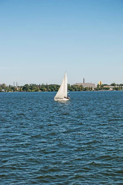 Dniepropietrowsk Ukraina 2021 Jacht Żaglowy Dnieprze Wietrzną Pogodę — Zdjęcie stockowe