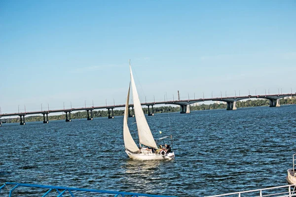 Dnepropetrovsk Ucraina 2021 Yacht Vela Sul Fiume Dnieper Con Tempo — Foto Stock