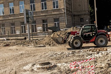 Dnepropetrovsk, Ukrayna - 10.05.2021: Grader kumu çıkarır. İnşaat işçileri alanı hazırlıyor..