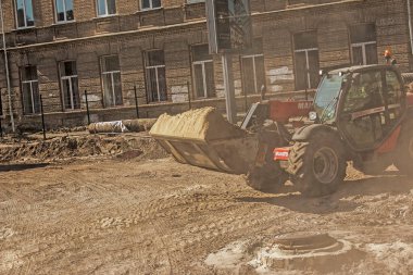 Dnepropetrovsk, Ukrayna - 10.05.2021: Grader kumu çıkarır. İnşaat işçileri alanı hazırlıyor..