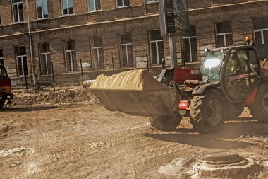 Dnepropetrovsk, Ukrayna - 10.05.2021: Grader kumu çıkarır. İnşaat işçileri alanı hazırlıyor..