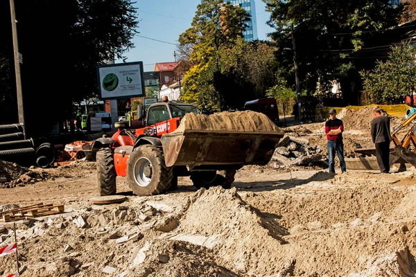 Dnepropetrovsk, Ukrayna - 10.05.2021: Grader kumu çıkarır. İnşaat işçileri alanı hazırlıyor..