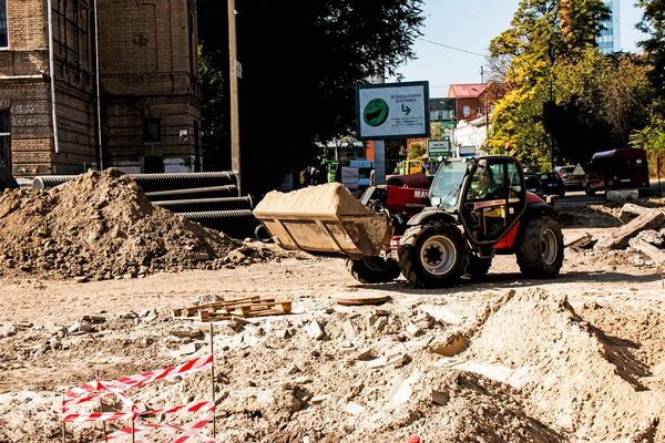Dnepropetrovsk ウクライナ 2021 採点者は砂を取り出します 建設労働者は現場を準備する — ストック写真