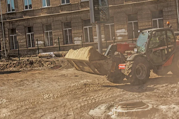 Dnepropetrovsk, Ukrayna - 10.05.2021: Grader kumu çıkarır. İnşaat işçileri alanı hazırlıyor..