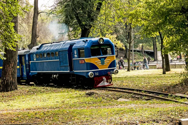 우크라이나 드네프로페트로프스크 2021 공원에서 우크라이나 어린이 기관차의 움직임 — 스톡 사진