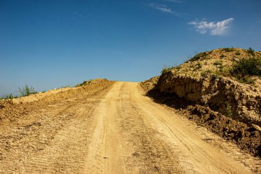 Yol ayrımı sırasında kil topraktan yapılmış geçici bir yol..
