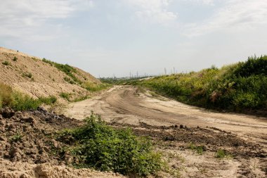 Yol ayrımı sırasında kil topraktan yapılmış geçici bir yol..