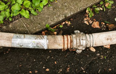 Bir bağlantı ve kablo kullanarak göletten su pompalamak için boruların bağlantısı. Zamanla, kablolar paslanır ve borular sızar..