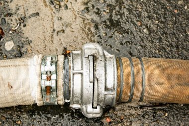 Bir bağlantı ve kablo kullanarak göletten su pompalamak için boruların bağlantısı. Zamanla, kablolar paslanır ve borular sızar..