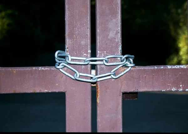Close Detail Old Metal Gate Locked Metal Chain — Stock Photo, Image