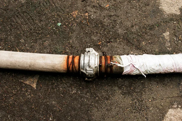 Bir bağlantı ve kablo kullanarak göletten su pompalamak için boruların bağlantısı. Zamanla, kablolar paslanır ve borular sızar..