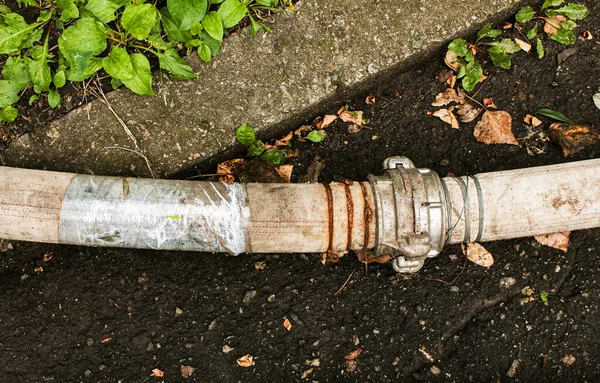 Bir bağlantı ve kablo kullanarak göletten su pompalamak için boruların bağlantısı. Zamanla, kablolar paslanır ve borular sızar..