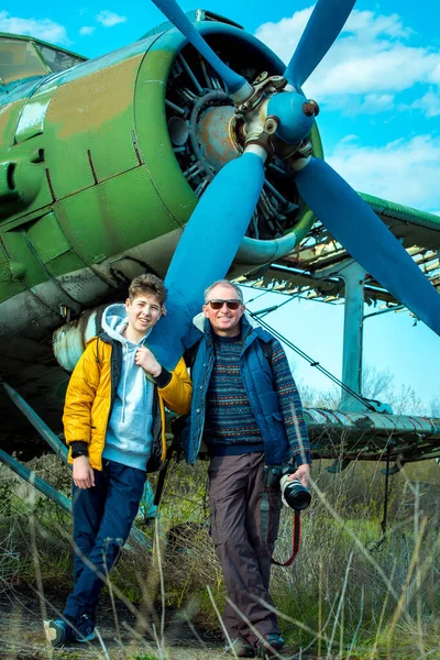 Hijo Con Padre Delante Viejo Avión Soviético Abandonado Tipo Gusta —  Fotos de Stock