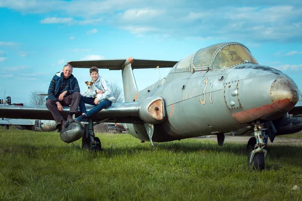 Hijo Con Padre Delante Viejo Avión Soviético Abandonado Tipo Gusta — Foto de Stock
