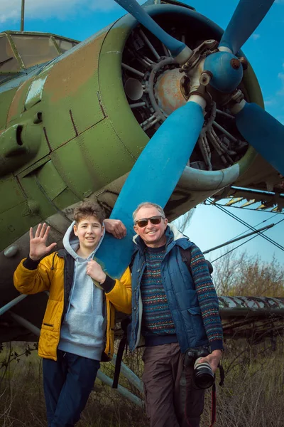 Γιος Τον Πατέρα Μπροστά Από Ένα Παλιό Εγκαταλελειμμένο Σοβιετικό Αεροσκάφος — Φωτογραφία Αρχείου