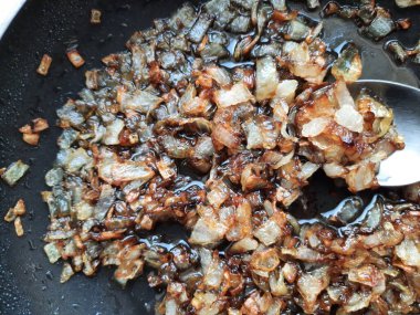 Soğanlar tavada sebze yağında kızartılır. Yakın plan..