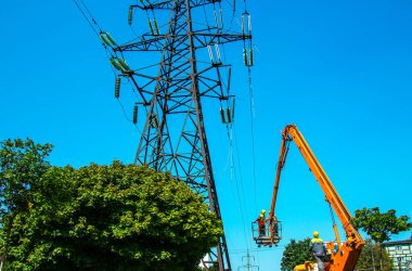 Dnipropetrovsk, Ukrayna - 08.08.2021: güç aktarım hatlarının onarımı. Kulelerin yardımıyla işçiler güç aktarım hatlarını onarıyor.